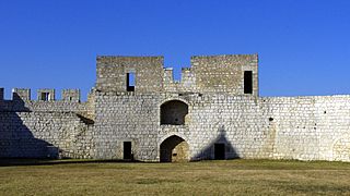 Les deux tours nord vues de l'intérieur de l'enceinte.