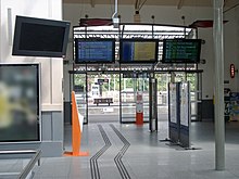 Quatre écrans à l'intérieur de la gare de Vichy