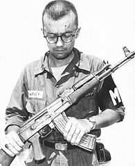 越南战争中，美国陆军宪兵正在检视所缴获的AK-47突击步枪。
