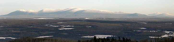 Vue du flanc nord-ouest du massif du Mont-Mégantic (au premier plan, une partie de la vallée de la rivière Saint-François)