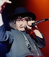 Noddy Holder, lead singer of the classic lineup performing with the band in 1981