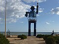 Sculpture d'une figure humaine exposée sur la corniche de Mahrès.