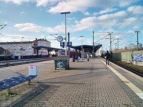 Offenbach (Main) Ost – gesehen vom Bahnsteig 3 mit Linie S8 auf Gleis 2