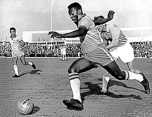 פלה, כדורגלן עבר ברזילאי שנחשב בעיני רבים לגדול הכדורגלנים בהיסטוריה, בזמן משחק בין נבחרת ברזיל לבין מועדון הכדורגל מאלמה ב-1960.