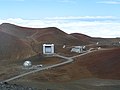 Au pied du Puʻu Poliʻahu, le CSO, le JCMT et le bâtiment et 4 antennes du SMA.