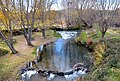 Panorámica de la Presa del Ebrón en Torrebaja (Valencia), con detalle del área de recreo en la margen derecha (2021).