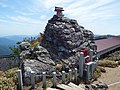 社殿裏の宝蔵石と祠