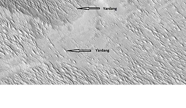 Yardangs in Amazonis (HiRISE)