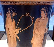 阿提卡的卡拉索斯陶器上的古希腊抒情诗人阿尔卡埃乌斯和莎孚的图案。陶器制作于约公元前470年，现存于德国巴伐利亚州慕尼黑的州立文物博物馆