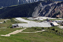 Vue d'un avion décollant de l'altiport de Courchevel.