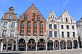 La plus ancienne maison d'Arras (France), de style gothique flamand, entourée de maisons baroques à pignons à volutes.