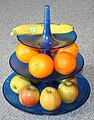 Etagere aus Kunststoff mit Obst