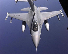 מטוס F-16A מבצע תדלוק אווירי