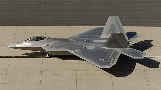 F-22 ראפטור ברחבת חניה לאחר הנחיתה בבסיס חיל האוויר היל (אנ'), יוטה. המטוס, מטייסת הקרב 27 (אנ'), בבסיס חיל האוויר לנגלי (אנ'), וירג'יניה, נחת ב-15 באוקטובר לפריסה הראשונה של הדור הבא של מטוס הקרב לאימון בנשק חי.