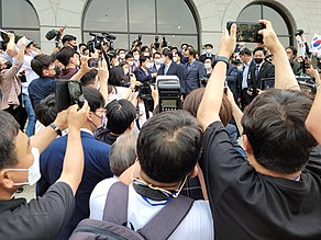 윤석열이 기자회견을 앞두고 국회의원 및 내빈과 함께 지지자 앞에 서있는 장면