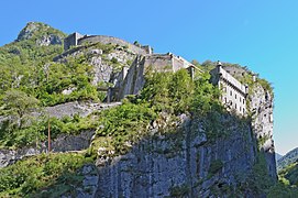 Vue sur le fort du Portalet construit dans la roche d'une montagne.