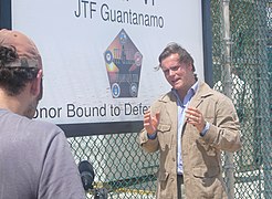 Periodista en la entrada estadounidense de la puerta.