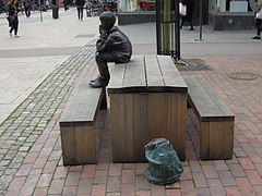 Sedan 2015 finns skulpturen Gzim och den frusna sjön även i stadsparken i Skellefteå. Bilden är tagen i Västerås.