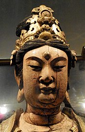 Statua in legno dipinto e dorato di Guanyin (bodhisattva della compassione), particolare della testa. Epoca della dinastia dei Song settentrionali (960-1127) o della dinastia Jin (1115-1234)