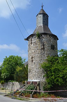 Une des deux tours subsistantes de l'ancien château-ferme de la Torre à Mont-sur-Marchienne. (définition réelle 2 749 × 4 151)