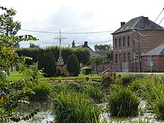 Mare et calvaire de la place de l'Église et mairie de Choqueuse-les-Bénards.