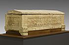 Sarcophage issu d'un atelier de sculpture étrusque de « Perugia ». Artéfact funéraire ouvragé en pietra arenaria et attribué à la fin du VIe siècle av. J.-C. (-510 / -500).