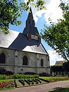 L'église Saint-Fuscien, vue depuis la place.