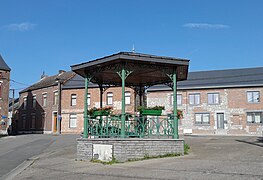 Kiosque sur la place du hameau de Wespes à Leernes.