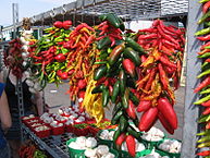 Ristras de jalapeños, autres piments chili et ail dans un marché de Montréal.