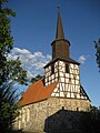 Kirche mit Friedhofsmauer