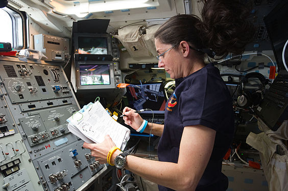 Sur le pont de vol de la navette spatiale durant la mission STS-133.