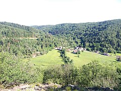 Vue depuis le nord sur le hameau de Saphoz, situé dans la basse vallée du Beuletin.