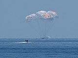 La navicella spaziale Crew Dragon Endeavour della SpaceX viene vista a bordo della GO Navigator, effettuare l'ammaraggio.