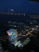 横浜ランドマークタワーより（夜）。手前は大観覧車。