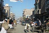 Une rue commerçante à Bannu