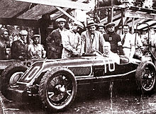 Photo de Gastone Brilli-Peri prenant la pose au volant d'une Talbot.