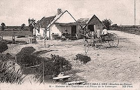 Cabane de gardian et annexe près d'une roubine[4], aux Saintes-Maries.