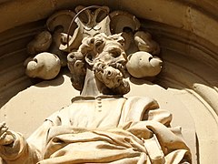 Detalle de la escultura de san Pedro en su hornacina de la fachada.