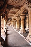 Véranda grotte III Badami, Vishnu assis sur Ananta.