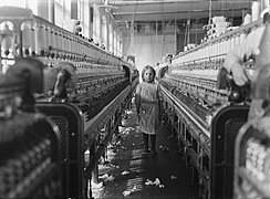 «Una pequeña hiladora en la factoría Mollohan Mills, Newberry, Carolina del Sur» (1908).