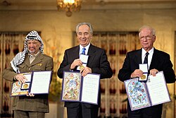 لحظه اهداء جایزه صلح نوبل به اسحاق رابین، شیمون پرز و یاسر عرفات در سال ۱۹۹۴ در اسلو، نروژ