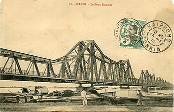 Carte postale monochrome représentant un pont avec au premier plan des individus travaillant sur des bateaux