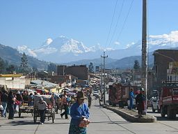 Staden Huaraz och bergstoppen Huascarán i bakgrunden.