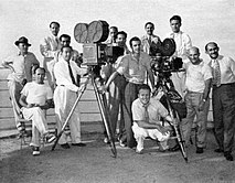 Alguns da equipe de filmagem de Welles no topo do Pão de Açúcar, Rio de Janeiro, no início de 1942. Em pé, a partir da esquerda: John M. Gustafson, técnico da Technicolor; Dante Orgolini, Relações Públicas da Mercury; José Santos (talvez Orlando Santos, assistente do estúdio Cinédia); Duke Greene, diretor de fotografia Technicolor; Sidney Zisper, técnico da Technicolor; Henry Imus, operador de câmera Technicolor; Ned Scott, fotógrafo de still; Joseph Biroc, operador de câmera (preto e branco); Robert Meltzer, roteirista e diretor da segunda unidade; Willard Barth, assistente de câmera; Leo Reiser, coordenador de produção de locações. Sentado à esquerda: James Curley, pega. Agachado: Harry J. Wild, diretor de fotografia (preto e branco).