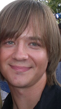 Jason Earles näyttelee Jackson Stewartia.