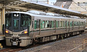 和歌山駅に停車中の227系電車