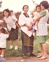 1969年の札幌。洋服の若い女性たちの中に、和服に割烹着姿の年配女性がいる。