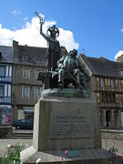 Monument élevé en 1903 sur la place principale de Tréguier en l'honneur d'Ernest Renan représenté aux côtés d'Athéna