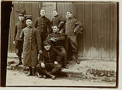 Photo du 132e RI vers 1907-1910, uniformes utilisés avant 1914. Le soldat avec les épaulettes est en « grande tenue », tenue de garde ou de défilé