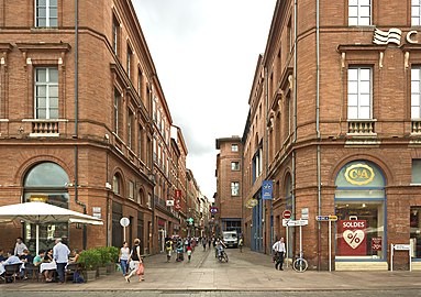 Vue de la fin de la rue, place du Capitole.